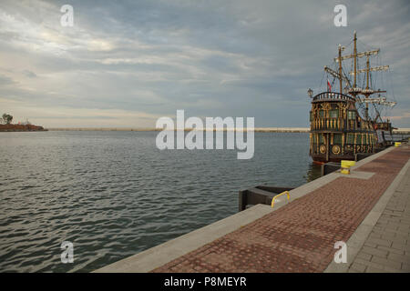 Antica nave attracco lungo il porto canale, sotto il cielo nuvoloso, Gdynia, Polonia Foto Stock