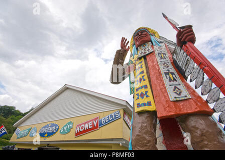 Statua in legno di nativi americani a grande negozio indiano lungo il sentiero Mohawk (percorso 2), Shelburne Falls, contea di Franklin, Massachusetts, STATI UNITI D'AMERICA Foto Stock