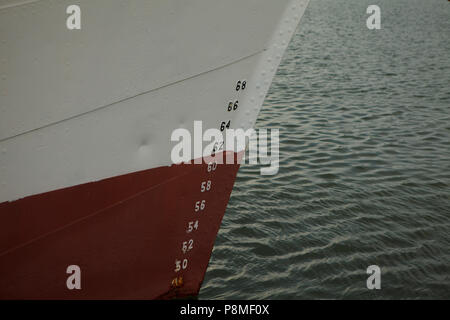 Il bianco e il rosso anteriore in acciaio nave sailng, close up Foto Stock