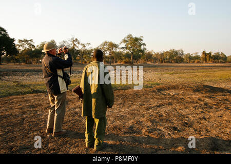 Ranger del Parco e i turisti su Safari a piedi. Parco Nazionale di Mana Pools. Zimbabwe Foto Stock