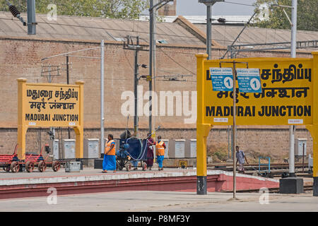 Madurai, India - 10 Marzo 2018: i lavoratori del settore ferroviario a Madurai stazione di giunzione, la sede della più grande divisione ferroviario nell India meridionale Foto Stock