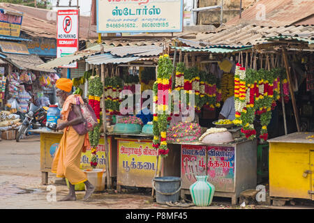 Karaikudi, India - 12 Marzo 2018: ghirlande di fiori in vendita vicino alla principale tempio indù in cui essi sono utilizzati per le dediche Foto Stock