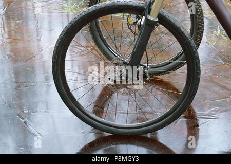 Un giro in bici sul ghiaccio in inverno, ciclisti su un lago ghiacciato Foto Stock