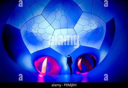 Natalie Dalkiran esplora il Luminarium, un gigante dell'arte interattiva di installazione, facente parte dell'Harrogate International Festival in Yorkshire. Foto Stock