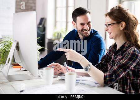 Giovani architetti che lavorano sul progetto in ufficio Foto Stock