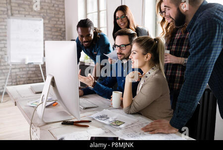 Giovani architetti che lavorano sul progetto in ufficio Foto Stock