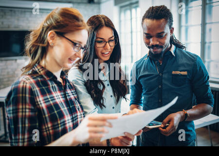Ritratto di architetti avendo discussioni in ufficio Foto Stock