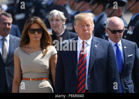 Il presidente statunitense Trump e Melania Trump, Woody Johnson, Ambasciatore degli Stati Uniti per il Regno Unito a destra) arriva all'Aeroporto di Stansted, Londra, in Air Force One, per la loro prima visita ufficiale per il Regno Unito. Foto Stock