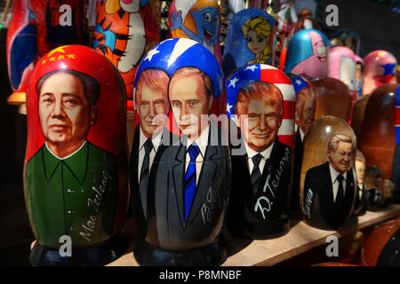 Bambole tradizionali di Matryoshka raffiguranti il presidente degli Stati Uniti Donald Trump, il presidente russo Vladimir Putin e il presidente cinese Mao per la vendita in un negozio di souvenir nella città di Kyiv o Kiev capitale dell'Ucraina Foto Stock