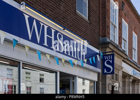 Segno per WH Smith giornalai, la piazza del mercato, Thirsk, North Yorkshire, Regno Unito Foto Stock