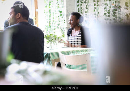 Il primo pop-up cafe del Regno Unito a Londra serve solo la grande Pea britannica per celebrare la Great British Pea Week. PREMERE ASSOCIAZIONE foto. Data foto: Giovedì 12 luglio 2018. Il credito fotografico deve essere: Matt Alexander/PA Wire Foto Stock