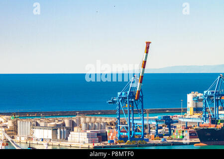 Genova, Italia - 29 Aprile 2017: dettaglio dal porto di Genova in Italia. Il porto di Genova è il principale porto italiano. Foto Stock