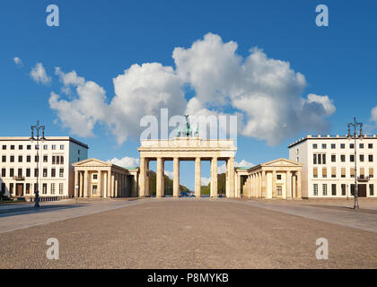 La Porta di Brandeburgo a Berlino, Germania, su un luminoso giorno. Colpo frontale, lo spazio per il testo Foto Stock