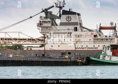 Detroit, Michigan - mentre ancorata nel fiume Detroit, i grandi laghi bulk carrier cargo Manitowoc prende il carburante da la chiatta Marysville. Foto Stock