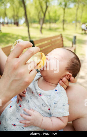 Un ritratto di carino neonato essendo alimentato con biberon Foto Stock