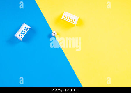 Toy Pallone da calcio e piccole porte su sfondo colorato Foto Stock