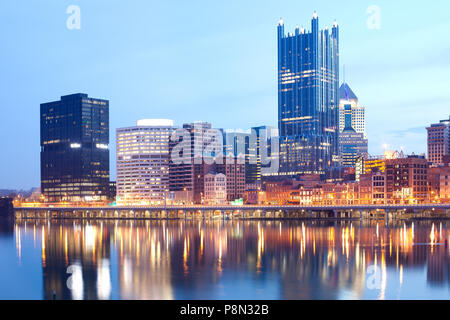 Fiume Monongahela e skyline del centro di Pittsburgh, in Pennsylvania, STATI UNITI D'AMERICA Foto Stock