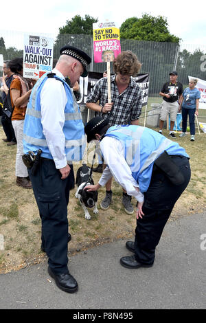 Le persone si radunano presso l ambasciatore statunitense residence in Regent's Park di Londra come parte delle proteste contro la visita del Presidente americano Donald Trump AL REGNO UNITO. Foto Stock