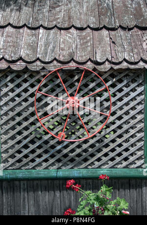 Belo Blato Village, Vojvodina, Serbia - verricello manuale ruota di una tettoia bene in un paese cortile Foto Stock