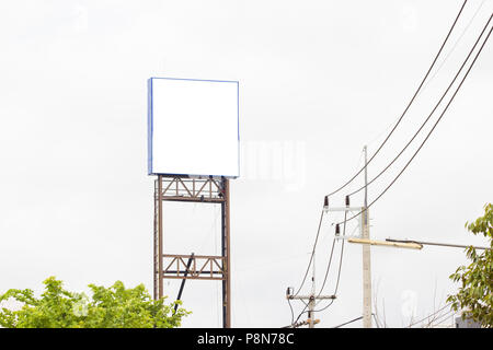 Tabellone vuoto mockup outdoor tela su sfondo cielo con struttura ad albero e polo elettrico, filo elettrico dal basso angolo vista tabellone vuoto a lato strada f Foto Stock