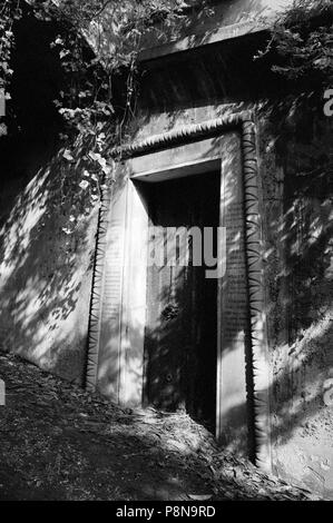 Entrata di una catacomba, Highgate cimitero, Hampstead, Londra, 1991. Artista: John Gay. Foto Stock