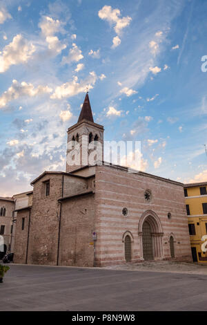 Edifici storici di Foligno, Perugia, Umbria, Italia. Chiesa di San Pietro Apostolo in Piazza Garibaldi a sera Foto Stock