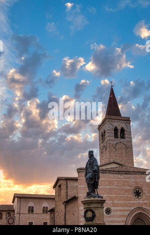 Edifici storici di Foligno, Perugia, Umbria, Italia. in Piazza Garibaldi a sera Foto Stock