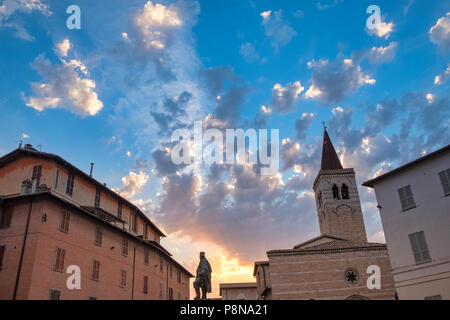 Edifici storici di Foligno, Perugia, Umbria, Italia. in Piazza Garibaldi a sera Foto Stock