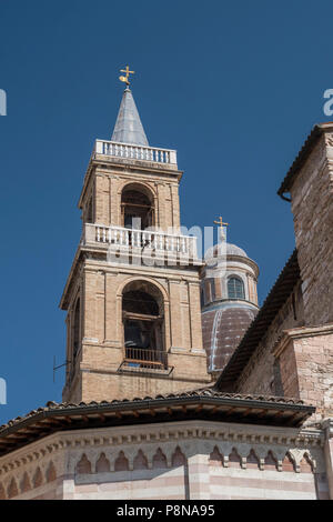 Edifici storici di Foligno, Perugia, Umbria, Italia: il campanile della cattedrale e la cupola Foto Stock