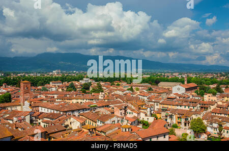 Centro storico di Lucca panorama medievale con le chiese di San Pietro e San Francesco Foto Stock