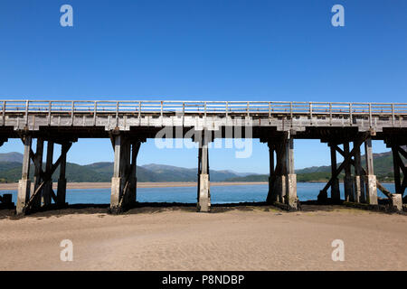 Blaenau Ffestiniog ponte ferroviario che attraversa il Mawddach estuary, Barmouth, Gwynedd, Galles Foto Stock