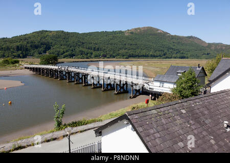 Ponte a pedaggio attraverso il Fiume Mawddach, Penmaenpool, Gwynedd, Galles Foto Stock