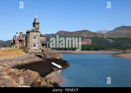 Il Clock House accanto al Mawddach estuary, Barmouth, Gwynedd, Galles Foto Stock