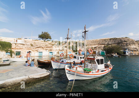 MANDRAKIA, Grecia - Maggio 2018: barche ormeggiate nel porto di villaggio. Obiettivo grandangolare shot, giornata di sole. Foto Stock