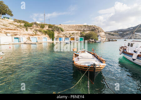 MANDRAKIA, Grecia - Maggio 2018: barche ormeggiate nel porto di villaggio. Obiettivo grandangolare shot, giornata di sole. Foto Stock