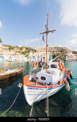 MANDRAKIA, Grecia - Maggio 2018: barche ormeggiate nel porto di villaggio. Obiettivo grandangolare shot, giornata di sole. Foto Stock