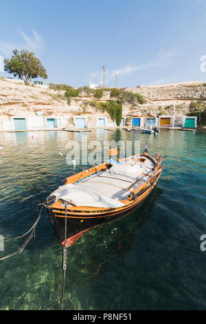 MANDRAKIA, Grecia - Maggio 2018: barche ormeggiate nel porto di villaggio. Obiettivo grandangolare shot, giornata di sole. Foto Stock