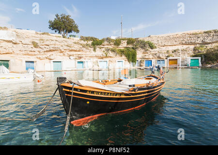 MANDRAKIA, Grecia - Maggio 2018: barche ormeggiate nel porto di villaggio. Obiettivo grandangolare shot, giornata di sole. Foto Stock