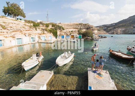 MANDRAKIA, Grecia - Maggio 2018: barche ormeggiate nel porto del villaggio di Mandrakia, Grecia. Obiettivo grandangolare shot, giornata di sole. Foto Stock