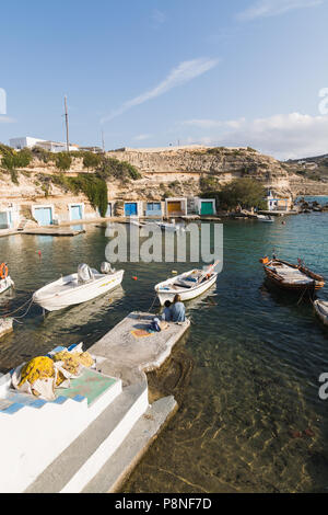 MANDRAKIA, Grecia - Maggio 2018: barche ormeggiate nel porto di villaggio. Obiettivo grandangolare shot, giornata di sole. Foto Stock