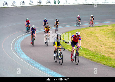 I ciclisti tenendo le mani dopo una gara a Herne Hill velodrome, mondo Ciclismo Revival Festival 2018, London, Regno Unito Foto Stock