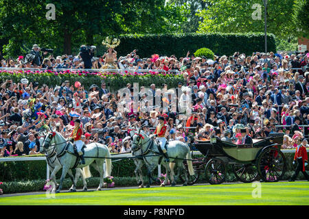 H M la regina dell'Inghilterra che arrivano dal carrello con suo figlio il principe Andréj a Royal Ascot Horse Racing sale riunioni. Foto Stock