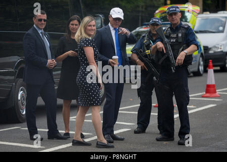 L'Ambasciatore americano per il Regno Unito, Robert Wood 'woody' Johnson IV (nel tappo bianco) ispeziona la sicurezza con il suo personale esterno Winfield House, la sua residenza ufficiale durante la visita nel Regno Unito del Presidente degli Stati Uniti, Donald Trump, il 12 luglio 2018, a Regent's Park di Londra, Inghilterra. Foto Stock