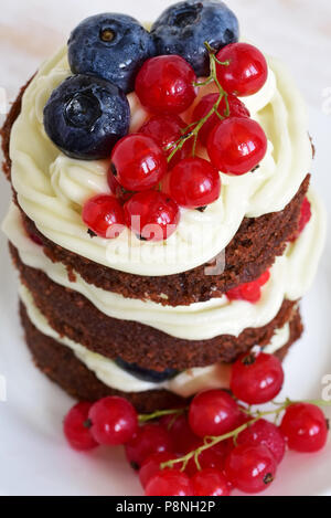 Torte fatte in casa con i frutti di bosco. Torta dolce con Foto Stock