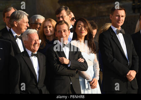 Il cancelliere dello scacchiere Philip Hammond (quarta a sinistra), Segretario agli Affari Esteri Jeremy Hunt (seconda a destra) e sua moglie Lucia (terza a destra) attendono l arrivo del presidente americano Donald Trump presso il Palazzo di Blenheim, Oxfordshire, per una cena ospitata dal Primo Ministro Theresa Maggio, come parte della sua visita nel Regno Unito. Foto Stock