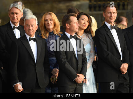 Il cancelliere dello scacchiere Philip Hammond (sinistra), Segretario agli Affari Esteri Jeremy Hunt (destra) e sua moglie Lucia (seconda a destra) attendono l arrivo del presidente americano Donald Trump presso il Palazzo di Blenheim, Oxfordshire, per una cena ospitata dal Primo Ministro Theresa Maggio, come parte della sua visita nel Regno Unito. Foto Stock