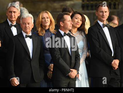 Il cancelliere dello scacchiere Philip Hammond (sinistra), Segretario agli Affari Esteri Jeremy Hunt (destra) e sua moglie Lucia (seconda a destra) attendono l arrivo del presidente americano Donald Trump presso il Palazzo di Blenheim, Oxfordshire, per una cena ospitata dal Primo Ministro Theresa Maggio, come parte della sua visita nel Regno Unito. Foto Stock