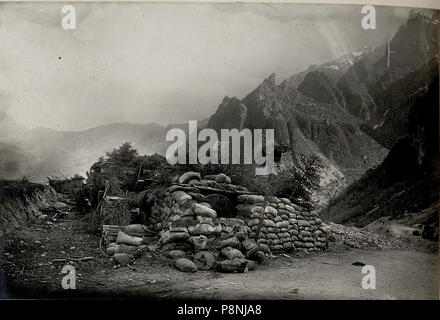 277 Erobertes Reserverohr eines italienischen 28 cm Mörsers am Borcollapass. Aufgenommen am 22. Mai 1916. (BildID 15534217) Foto Stock