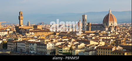 Il sole splende la luce del mattino sul paesaggio urbano di Firenze. Foto Stock