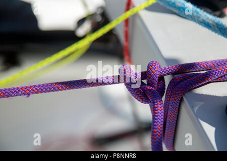 Variamente colorato funi su uno yacht come un aiuto alla formazione Foto Stock